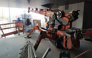 Мини-кран SPD360  и вакуумный захват Arlifter GS на монтаже стеклопакетов